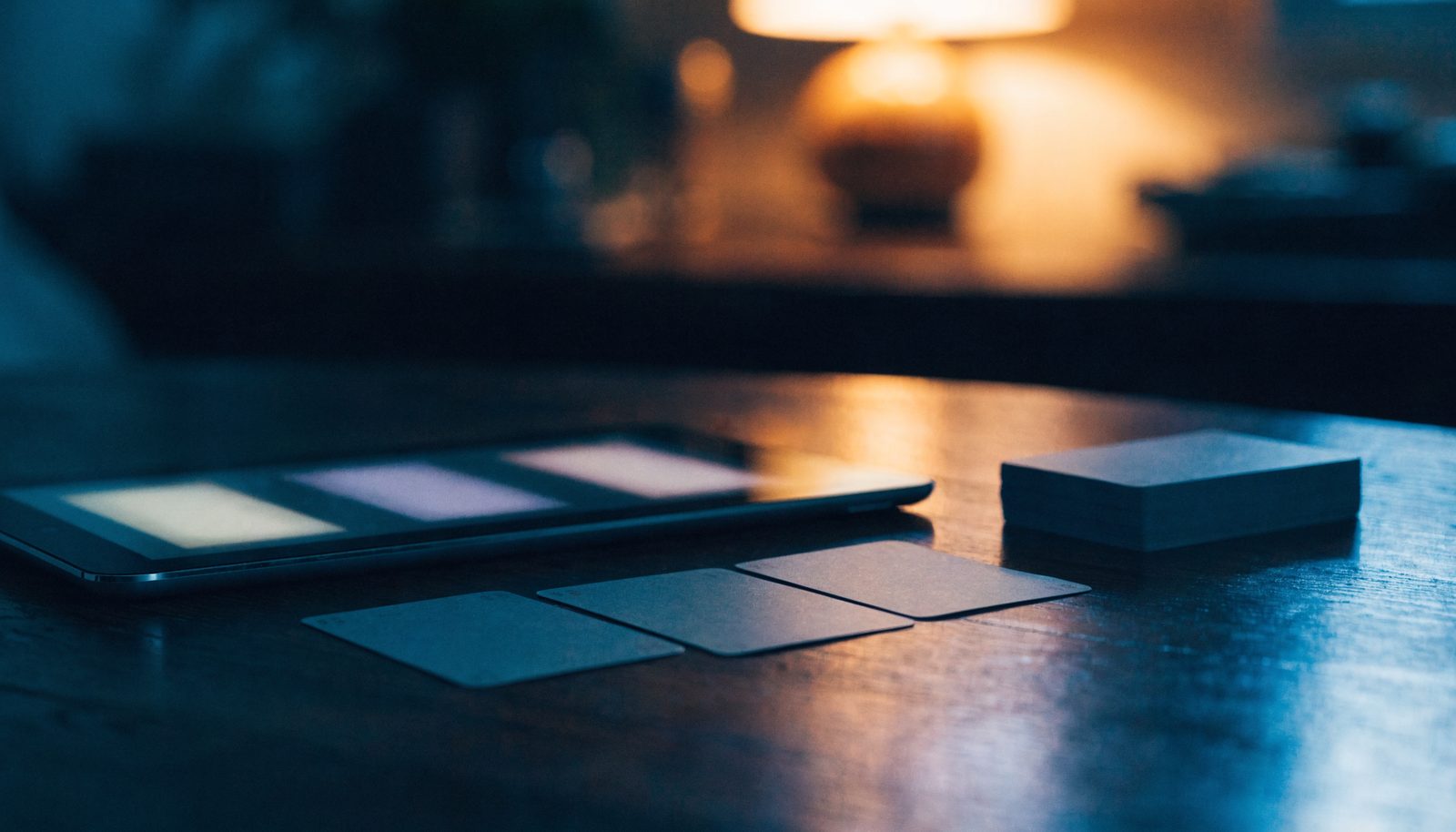 Trois cartes de tarot posées sur une table à côté d'un écran affichant un tirage de tarot gratuit en ligne